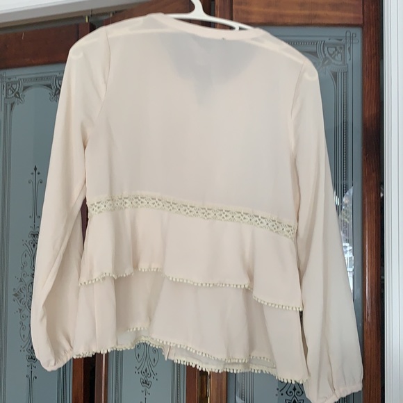 Off-White Blouse with lace and buttons - Picture 4 of 4